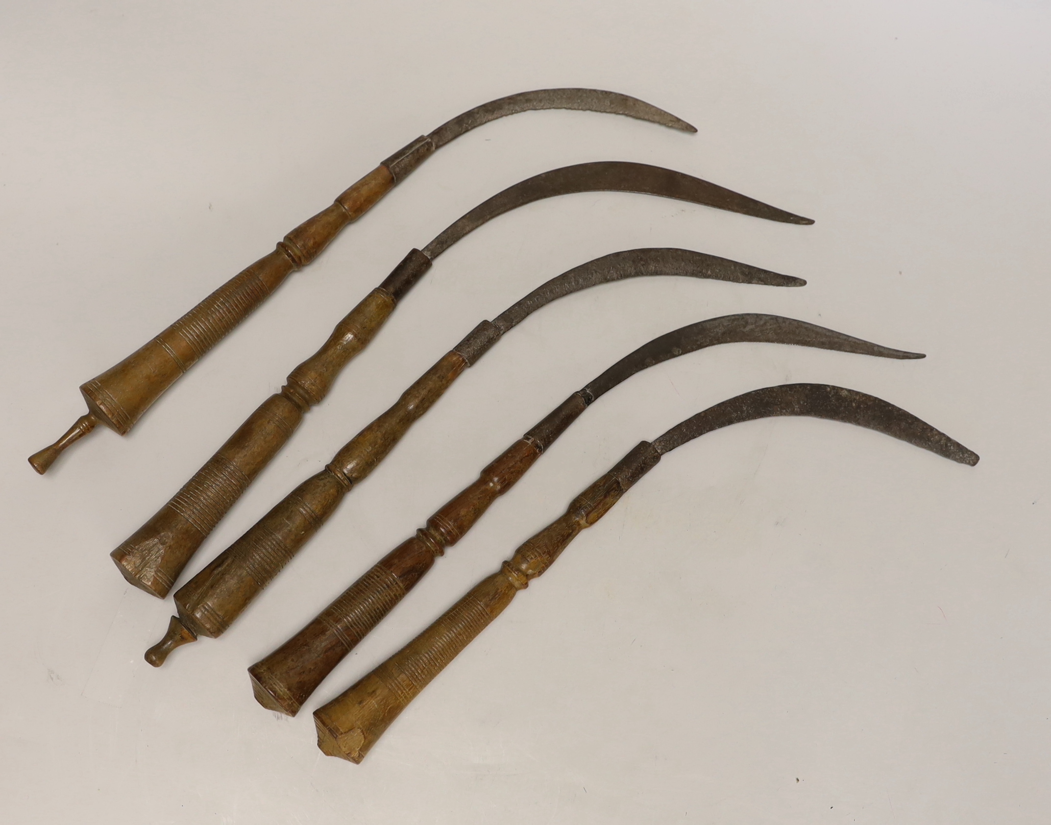 Five 19th century steel turnip hooks with turned wood handles, longest 38cm long